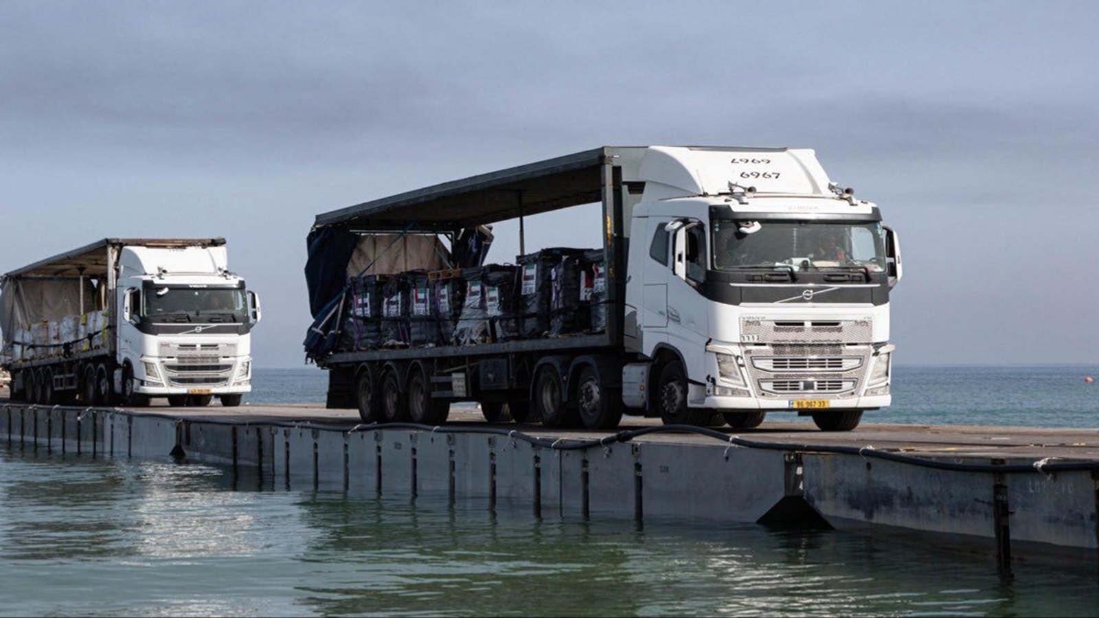 شاحنات مساعدات تدخل غزة..عبر الميناء الاميركي المؤقت