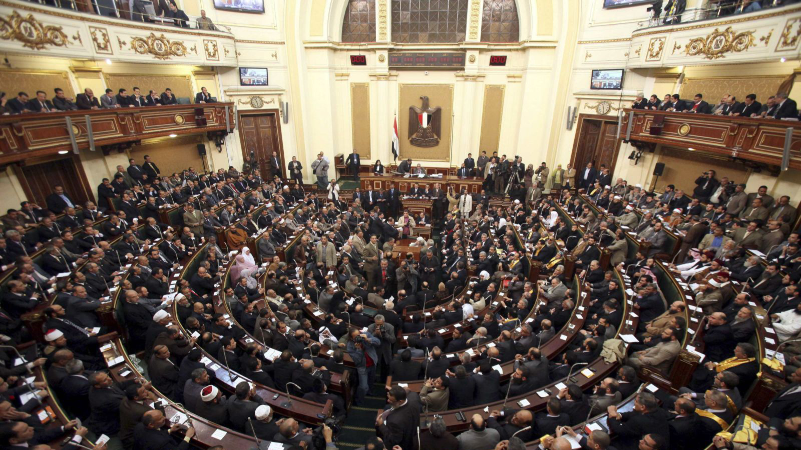 برلمانيون ومثقفون مصريون:السلطة تفقد شرعيتها إذا فرّطت بالجزيرتين