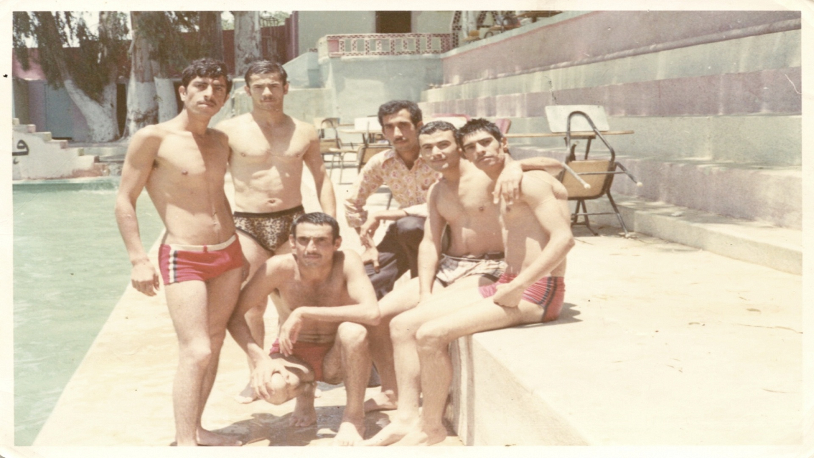 في المسبح في بيروت السبعينات (دياب القرصيفي)