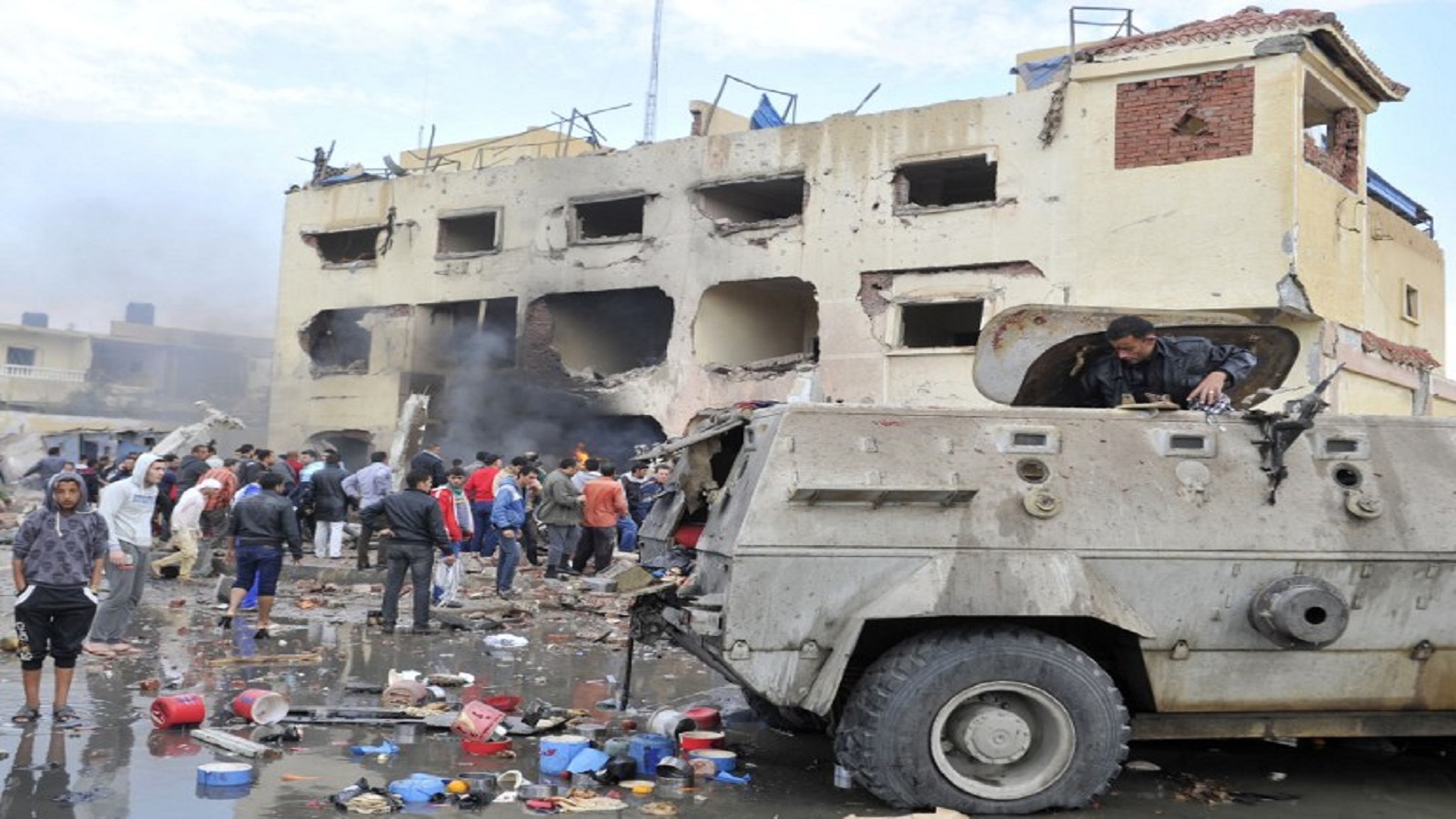 مصر:تمديد "الطوارىء" في سيناء..ومقتل متظاهر قرب السيسي