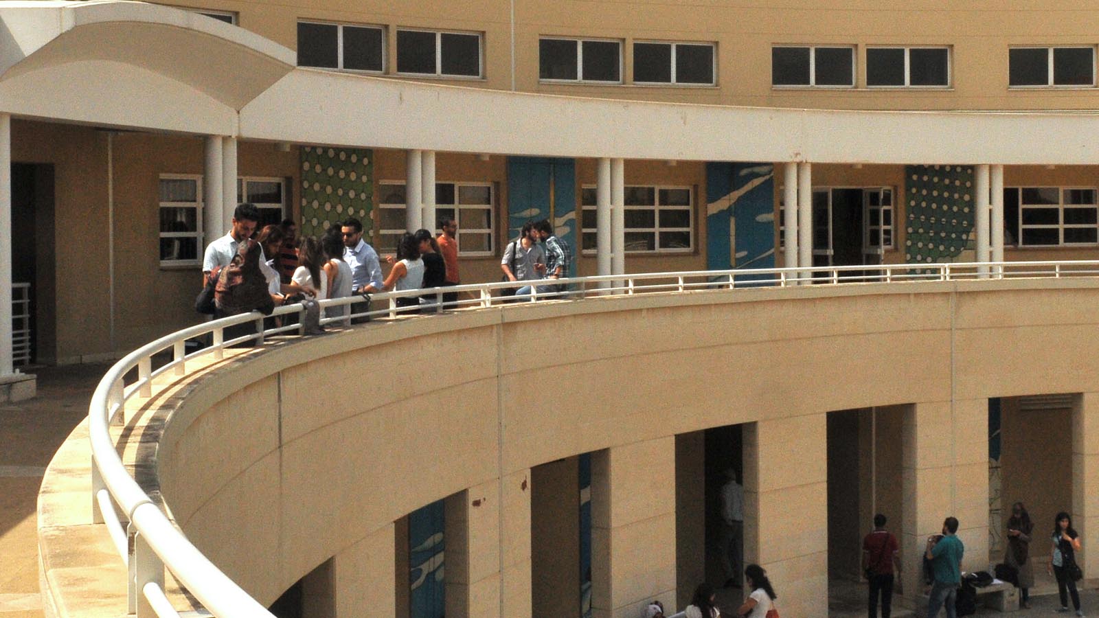 "اللبنانية"-الحدث: طلاب حقوق يهددون مدير كلية ويعطلون الامتحانات