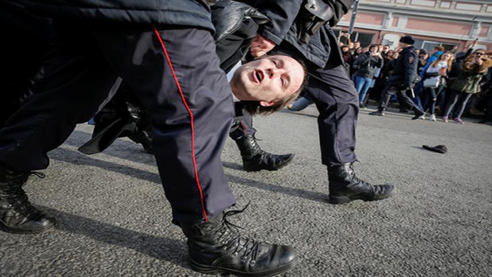 روسيا تعتقل 11 صحافياً خلال تغطيتهم المظاهرات ضد الفساد