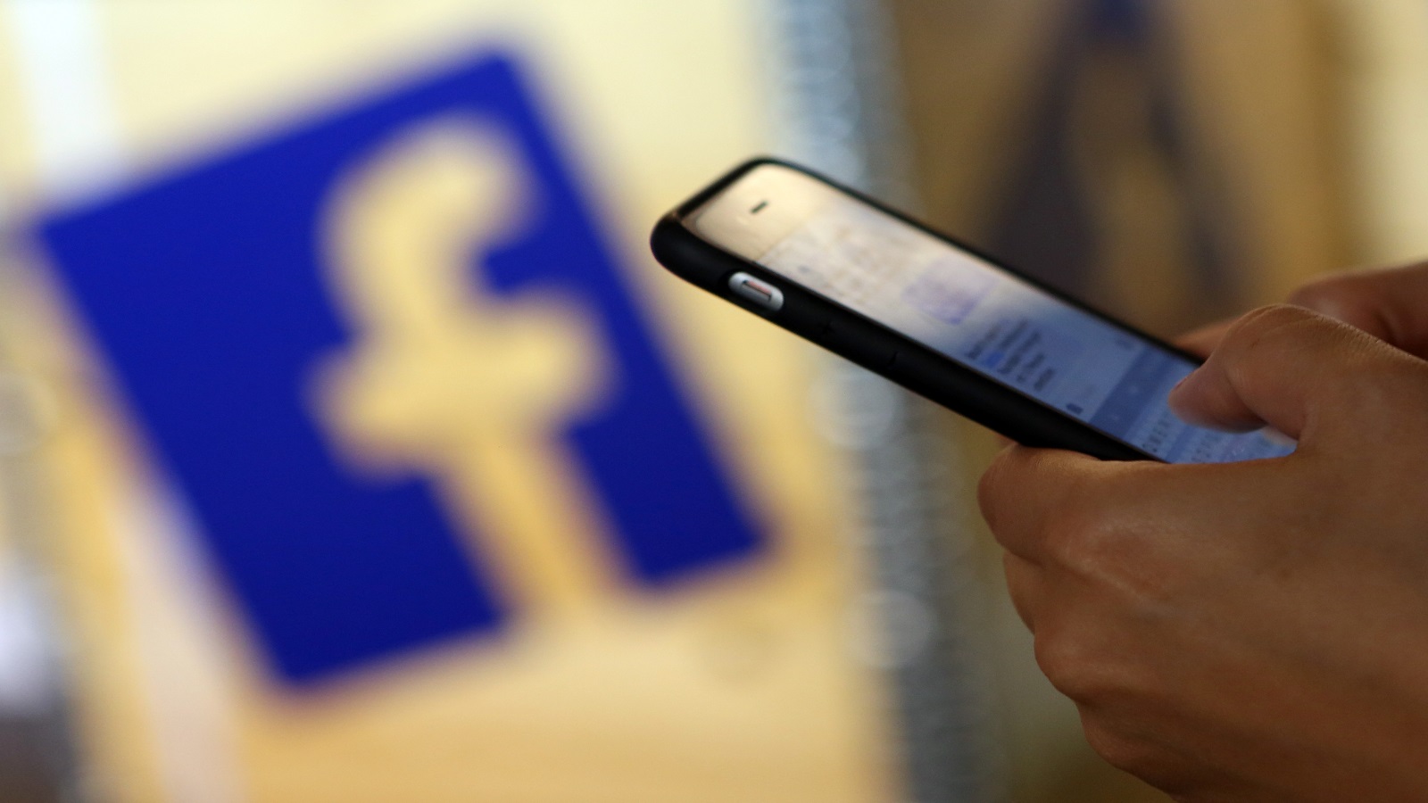 "فايسبوك" يتيح للأميركيين التعرّف على صفحات الدعاية الأجنبية