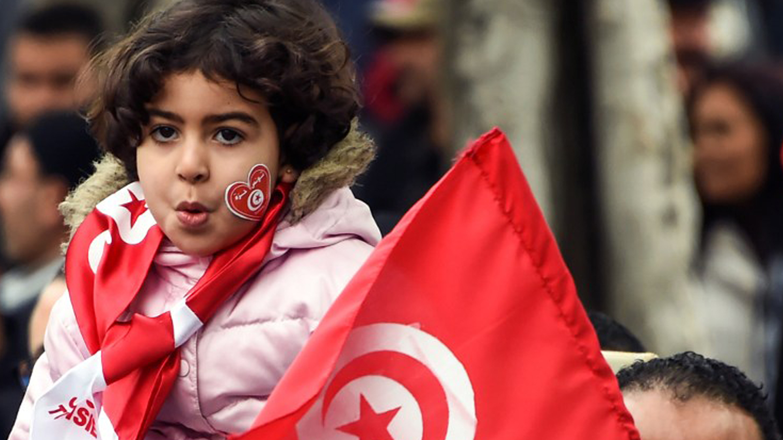 التونسيون يحتفلون بالسنوية السادسة لثورتهم