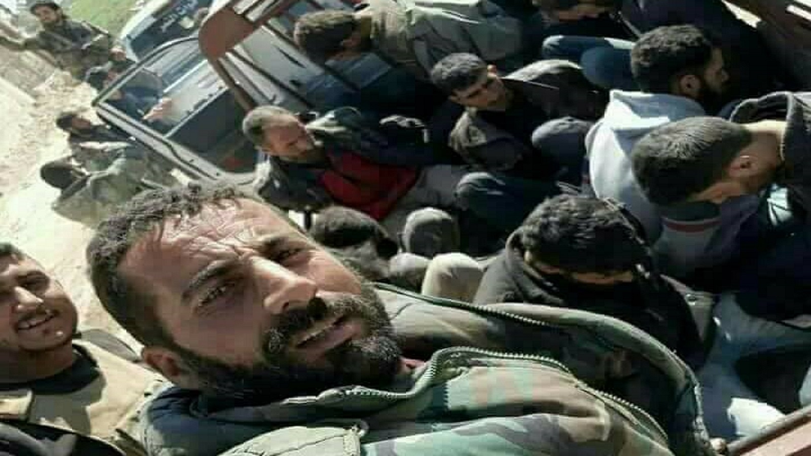 جنود الأسد: سيلفي ومعتقلو الغوطة خلفي