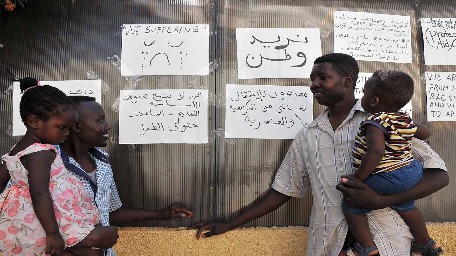 لاجئون سودانيون أمام المفوضية العليا لشؤون اللاجئين في بيروت (محمود الطويل)