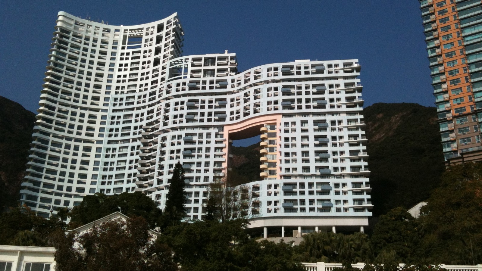 ما سر الفراغات في مباني هونغ كونغ؟