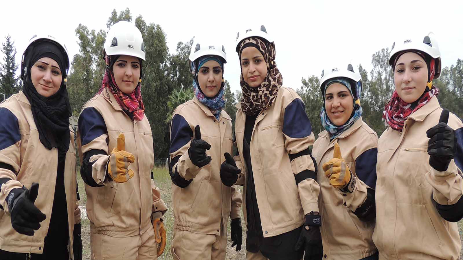 نساء الخوذ البيضاء: بين ناري النظام والأعراف