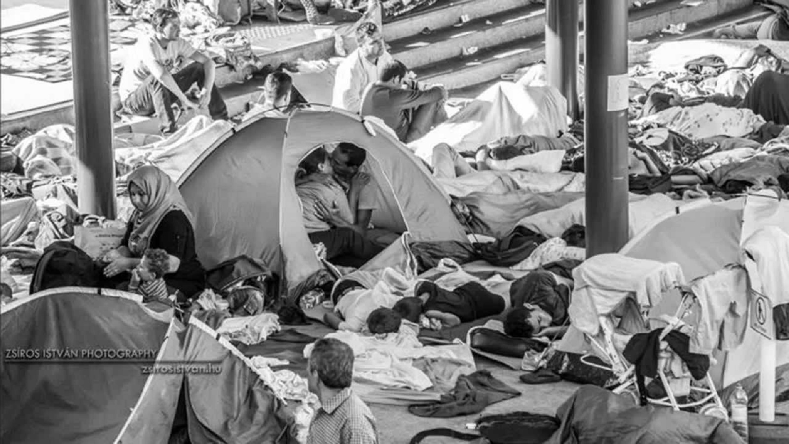 قُبلة الحرب السورية.. والخيمة ساحة عامة