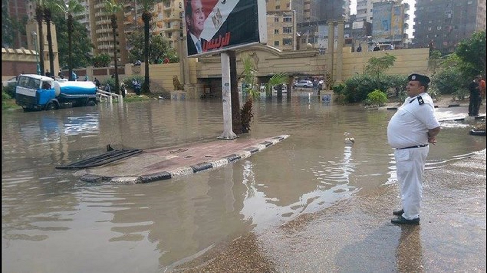ضابط الشرطة في الاسكندرية وسط الطوفان