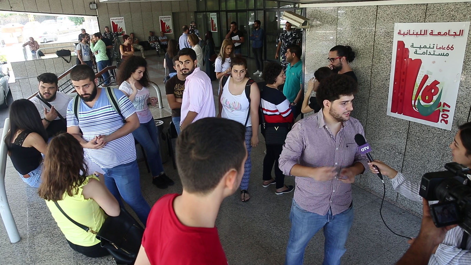 بالفيديو: طلاب "اللبنانية" يحتجون.. لم يتغير شيء