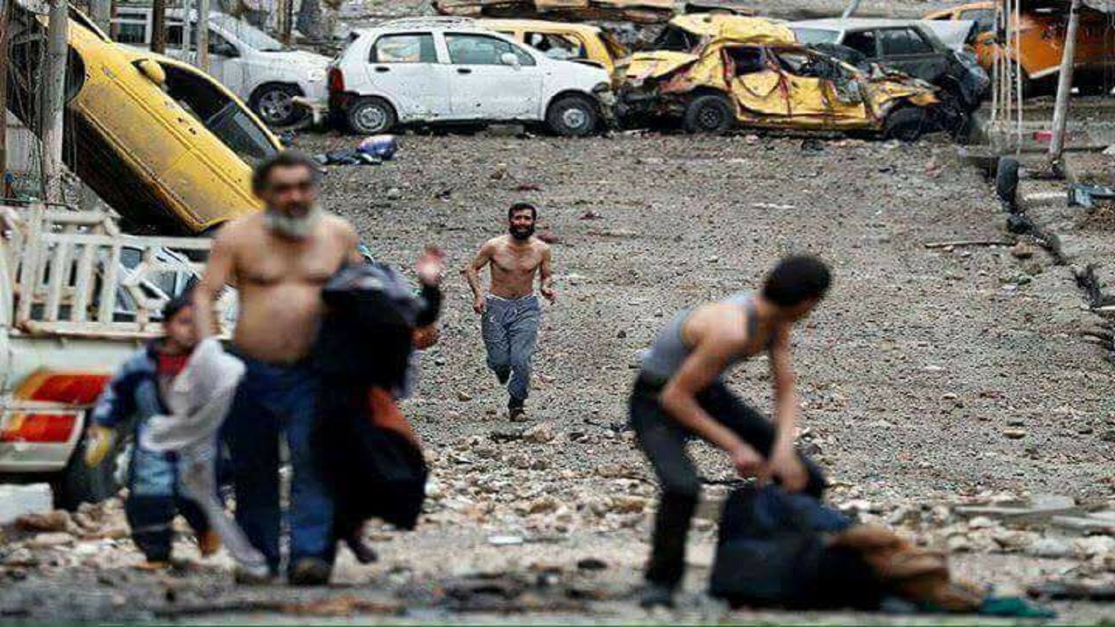 العراقي الهارب من معارك الساحل الايمن في الموصل قبل الوصول الى نقطة التفتيش (رويترز)