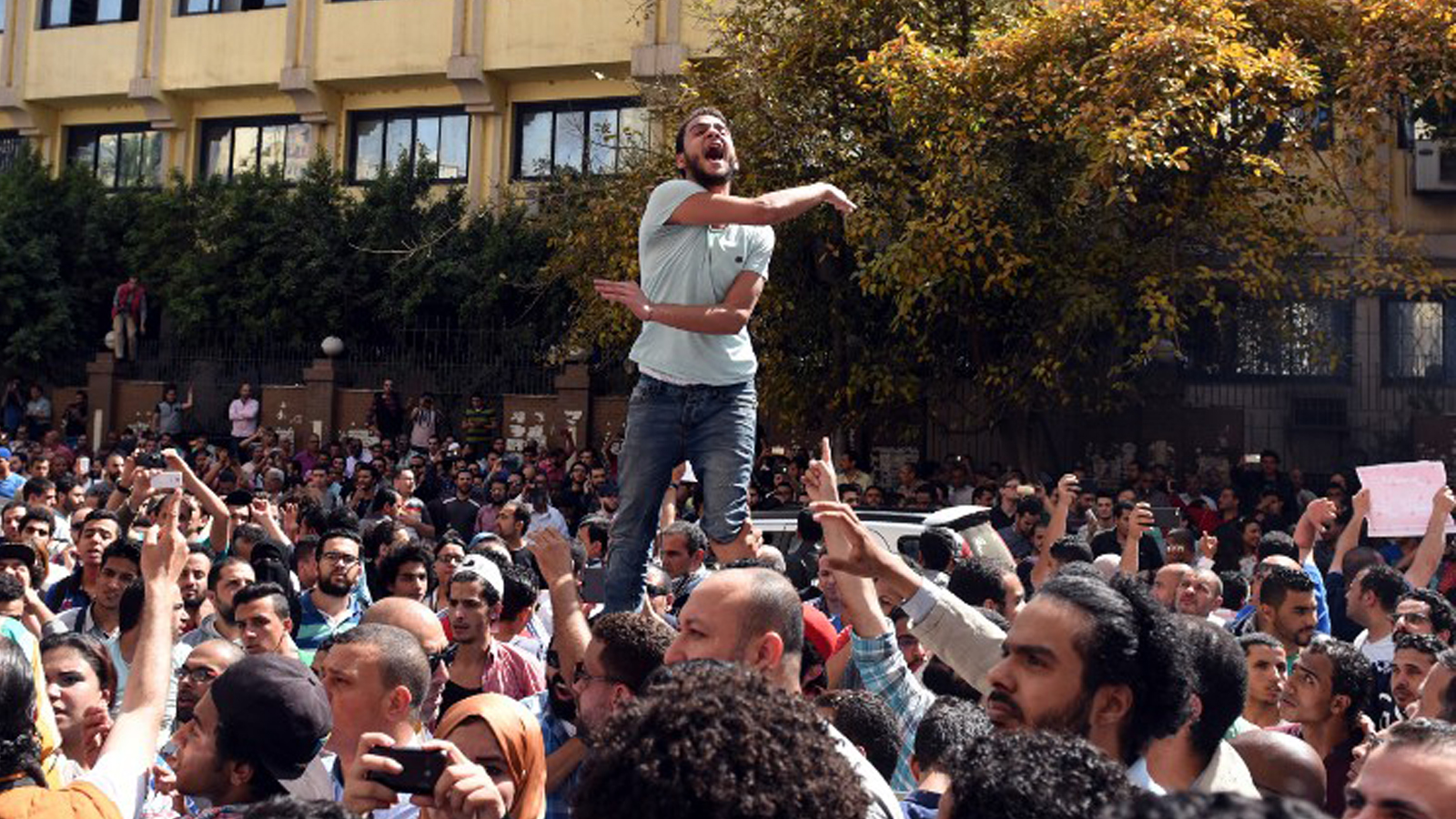 المعتقلون المصريون "رهائن".. كم جنيهاً تساوي الحرية؟