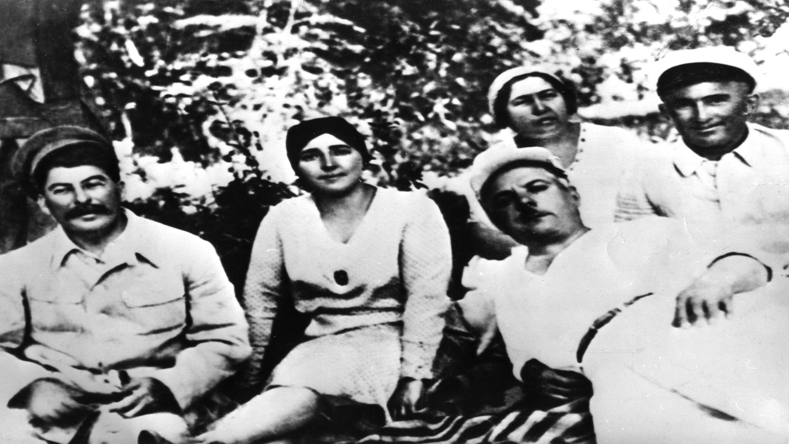 ستالين وزوجته والرفاق(غيتي)
