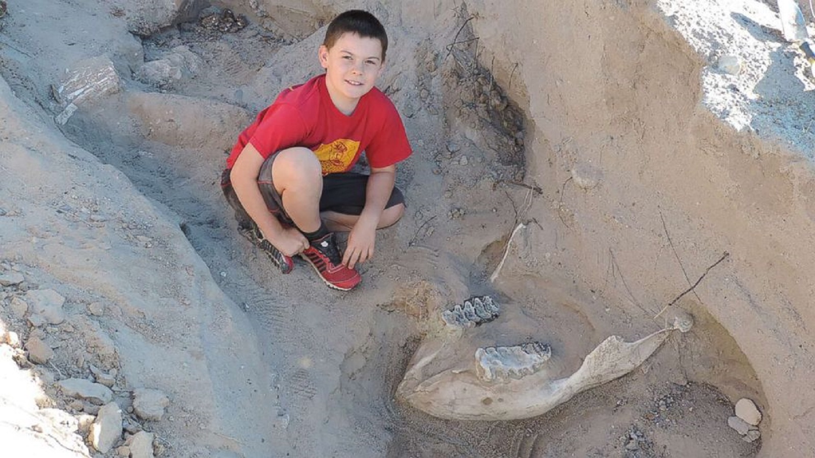 هذا الطفل عثر على كائن من العصر الحجري