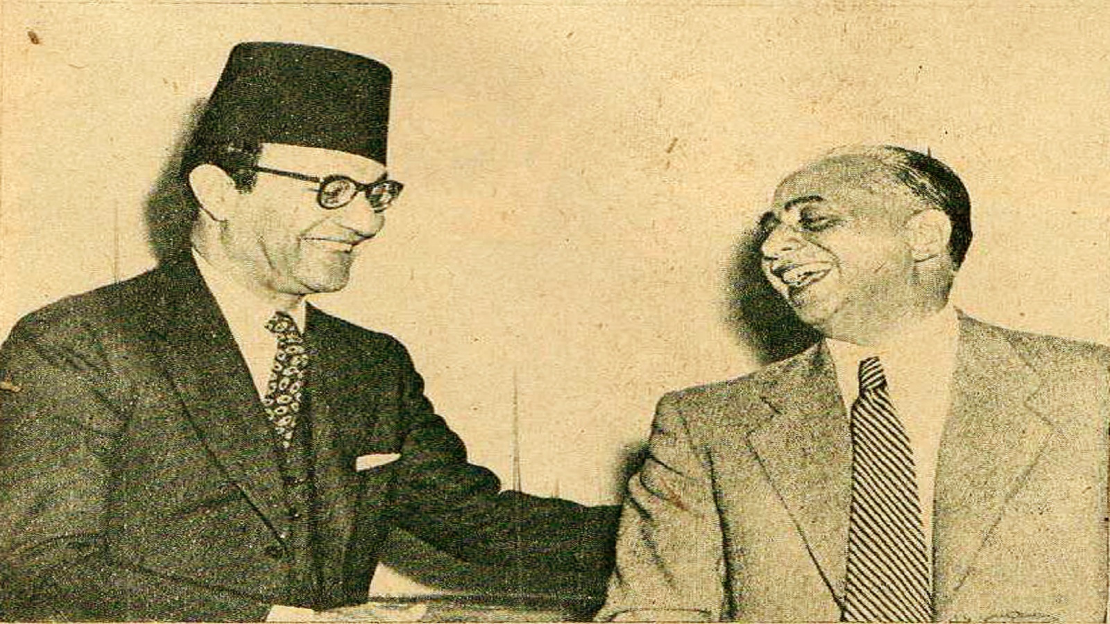 عبد الوهاب مع مدير الإذاعة الأميرالاي محمد كامل الرحماني.