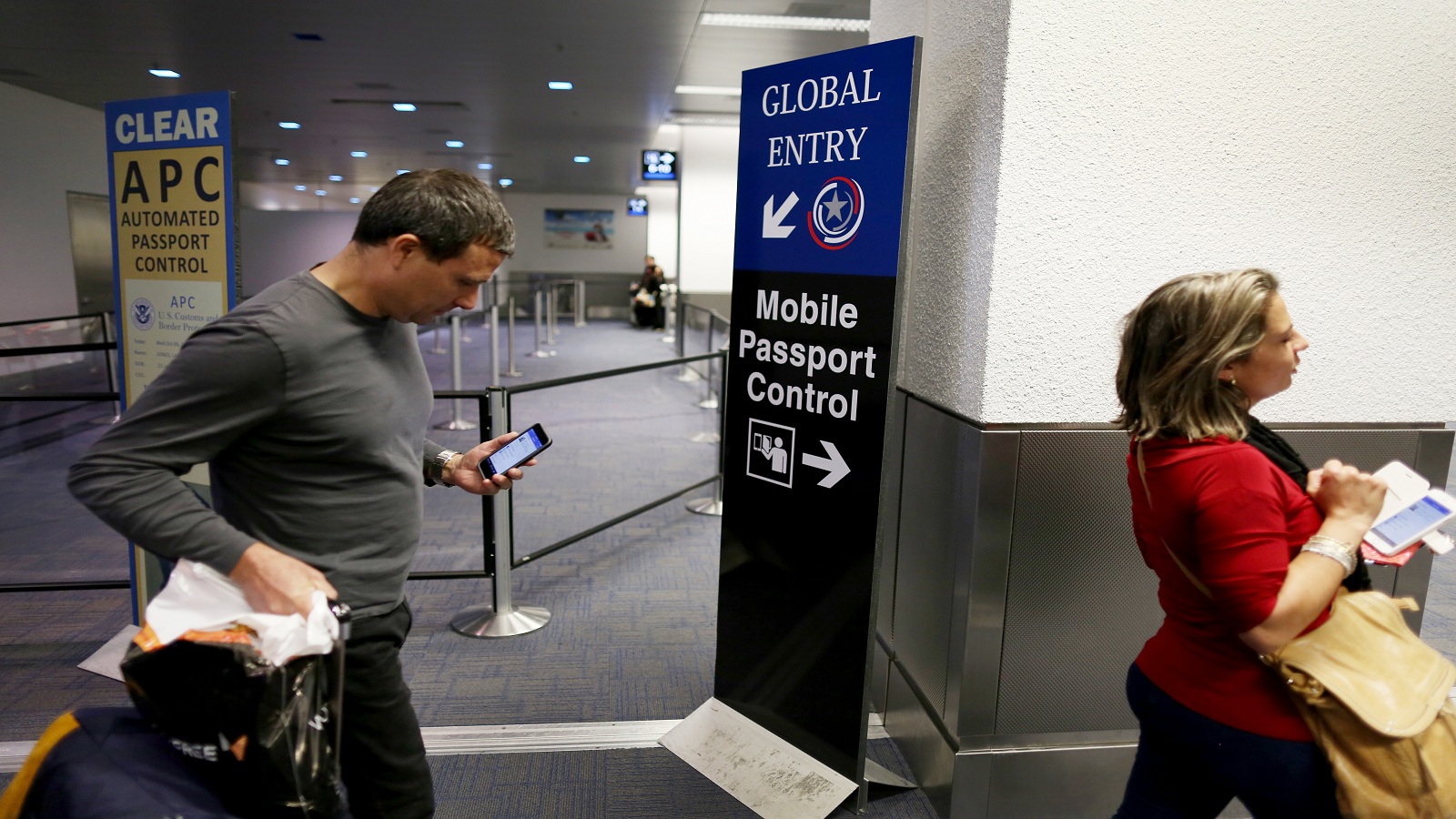 أميركا تطلب من المسافرين الأجانب حساباتهم الإجتماعية