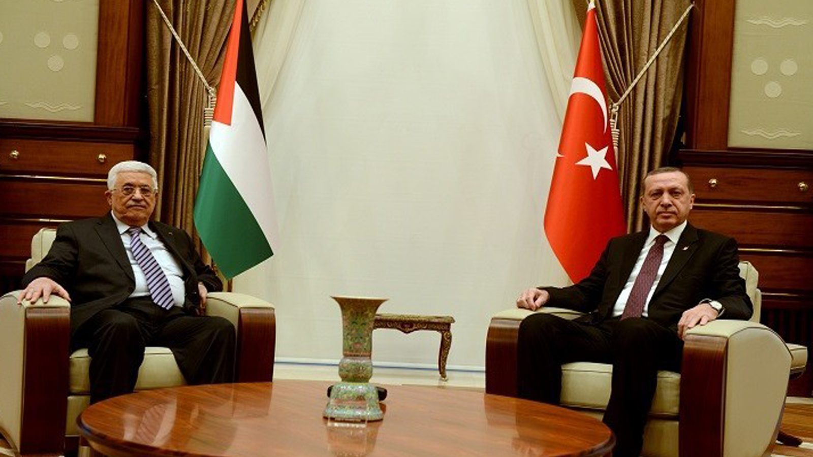 عباس في تركيا ثم قطر: الخلافة.. و"حماس"