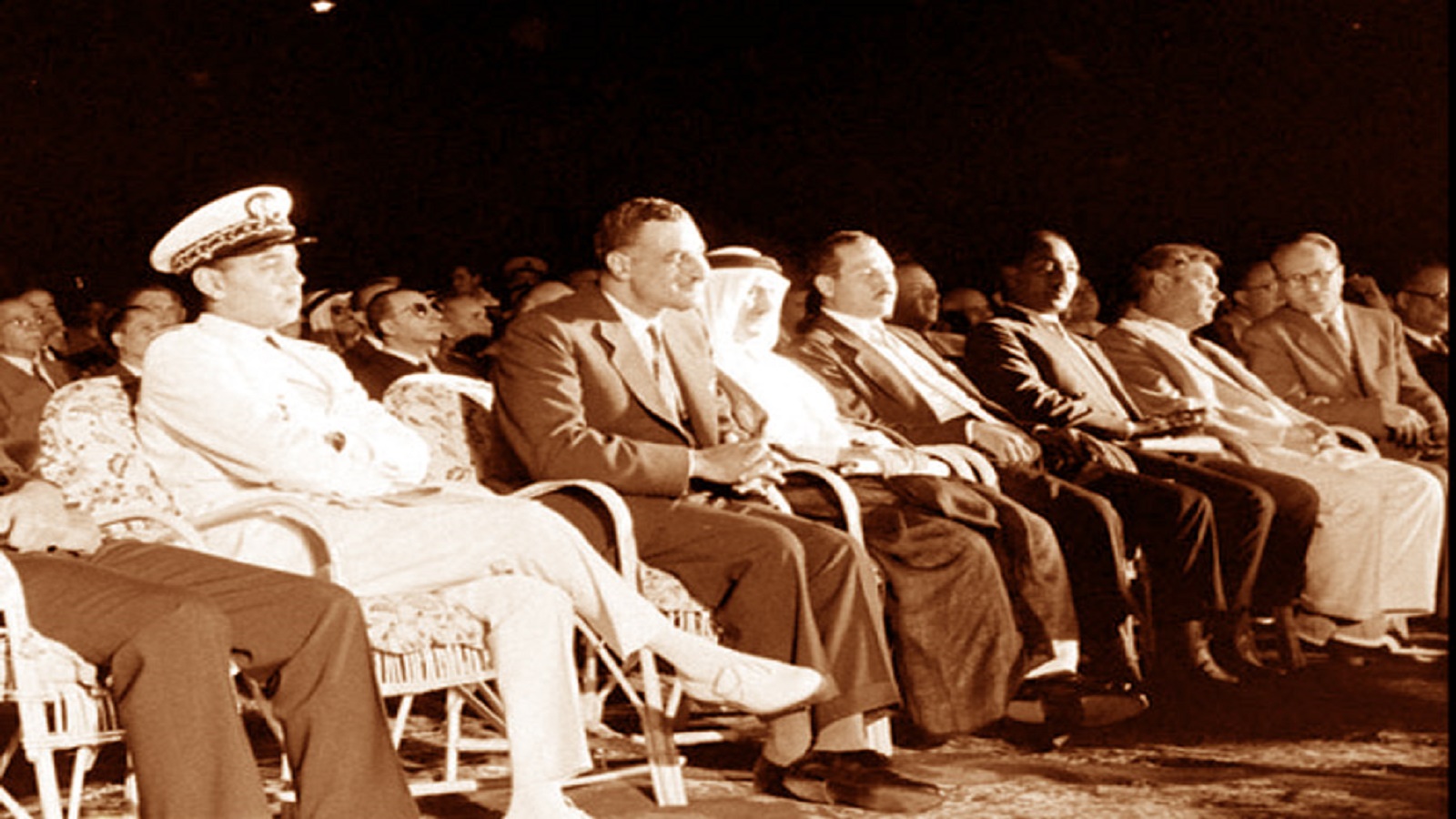 عبد الناصر متوسطا الحضور في "عيد الجلاء
