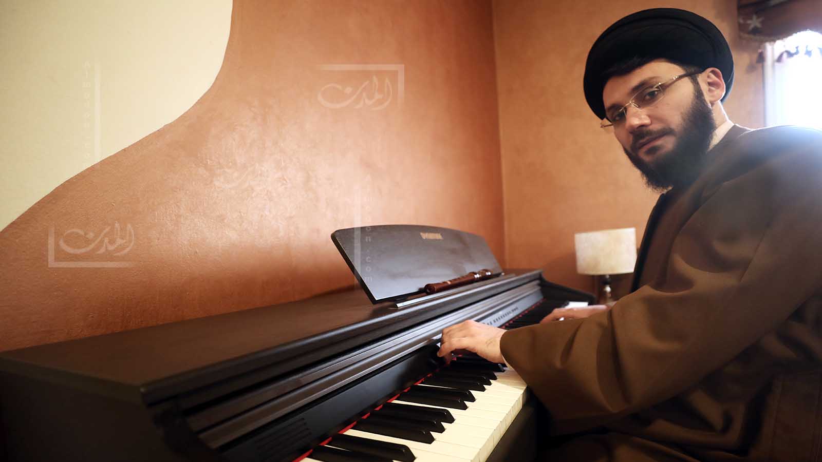بالفيديو: السيد الحسيني يعزف على البيانو في الضاحية