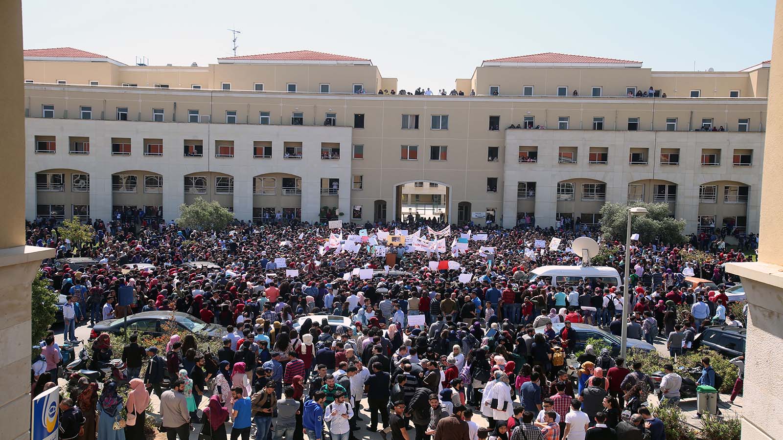 منع تعدد الاختصاصات في اللبنانية: الطلاب يلجأون إلى الشورى