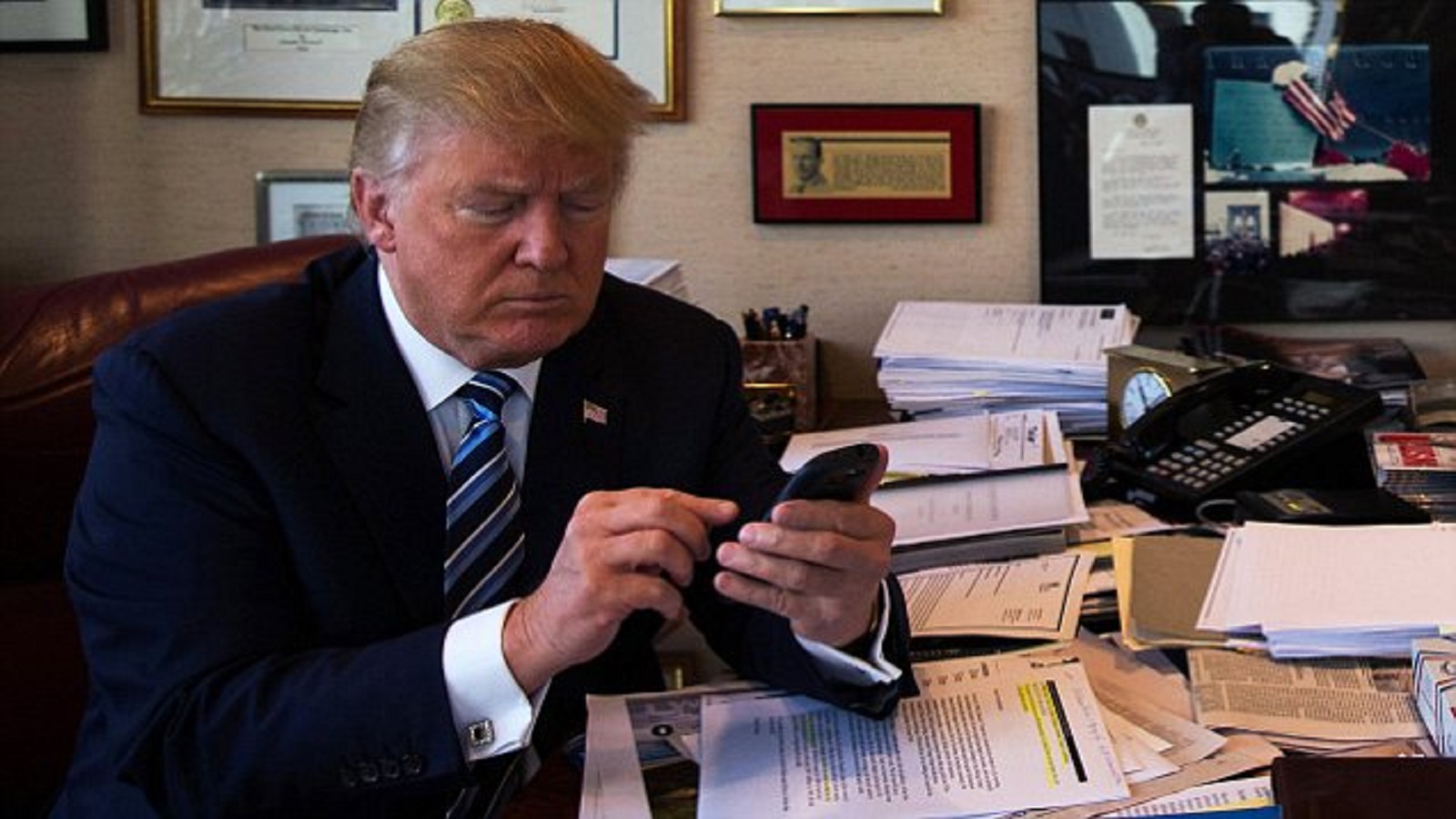 ترامب يرضخ للضغوط ويتخلى عن هاتف "أندرويد"