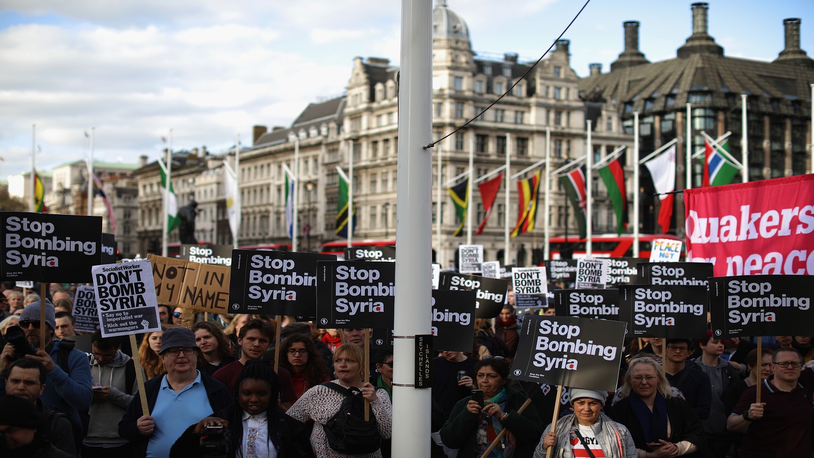 تظاهرة في لندن ضد الضربة الأميركية الفرنسية البريطانية على منشآت السلاح الكيماوي السوري (غيتي)