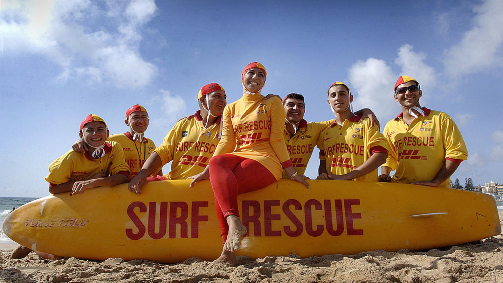 مكة لالا، المتطوعة في فريق الإنقاذ البحري، مع زملائها على شاطئ سيدني (غيتي)