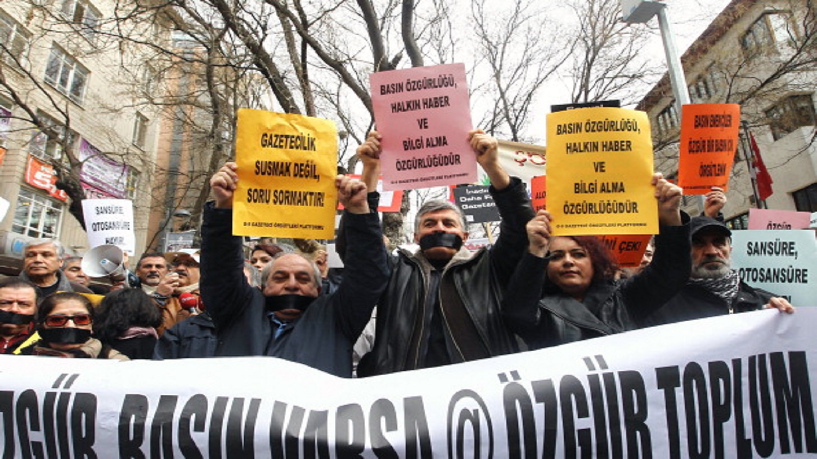 تركيا: صرف 981 صحافياً معارضاً