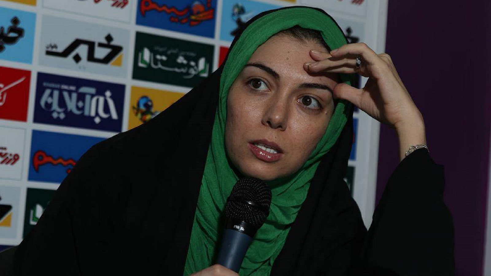 غضب من مذيعة إيرانية خلعت الحجاب وشربت البيرة!