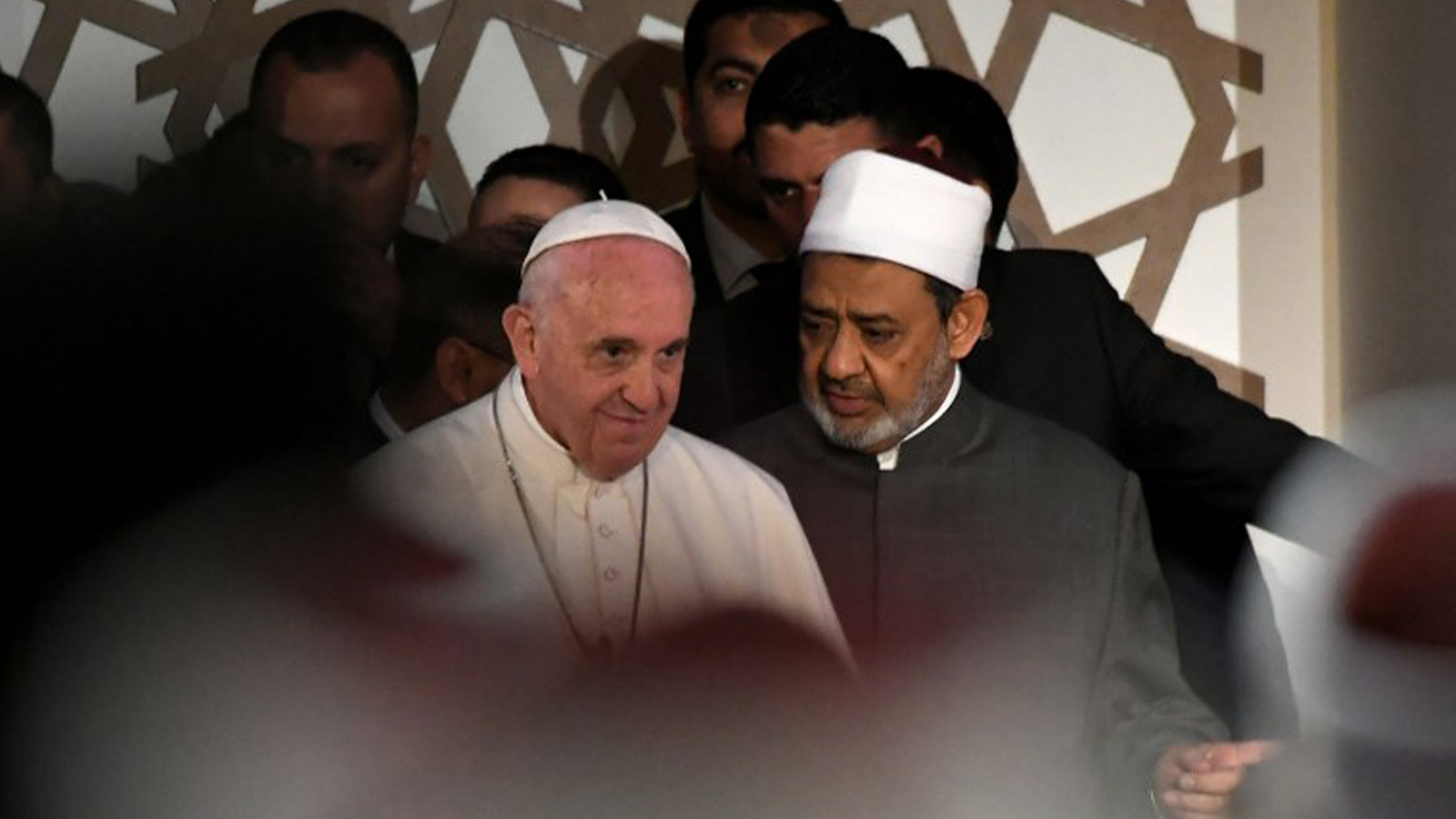 البابا في مصر:ترميم العلاقة مع الأزهر..وإدانة العنف باسم الدين