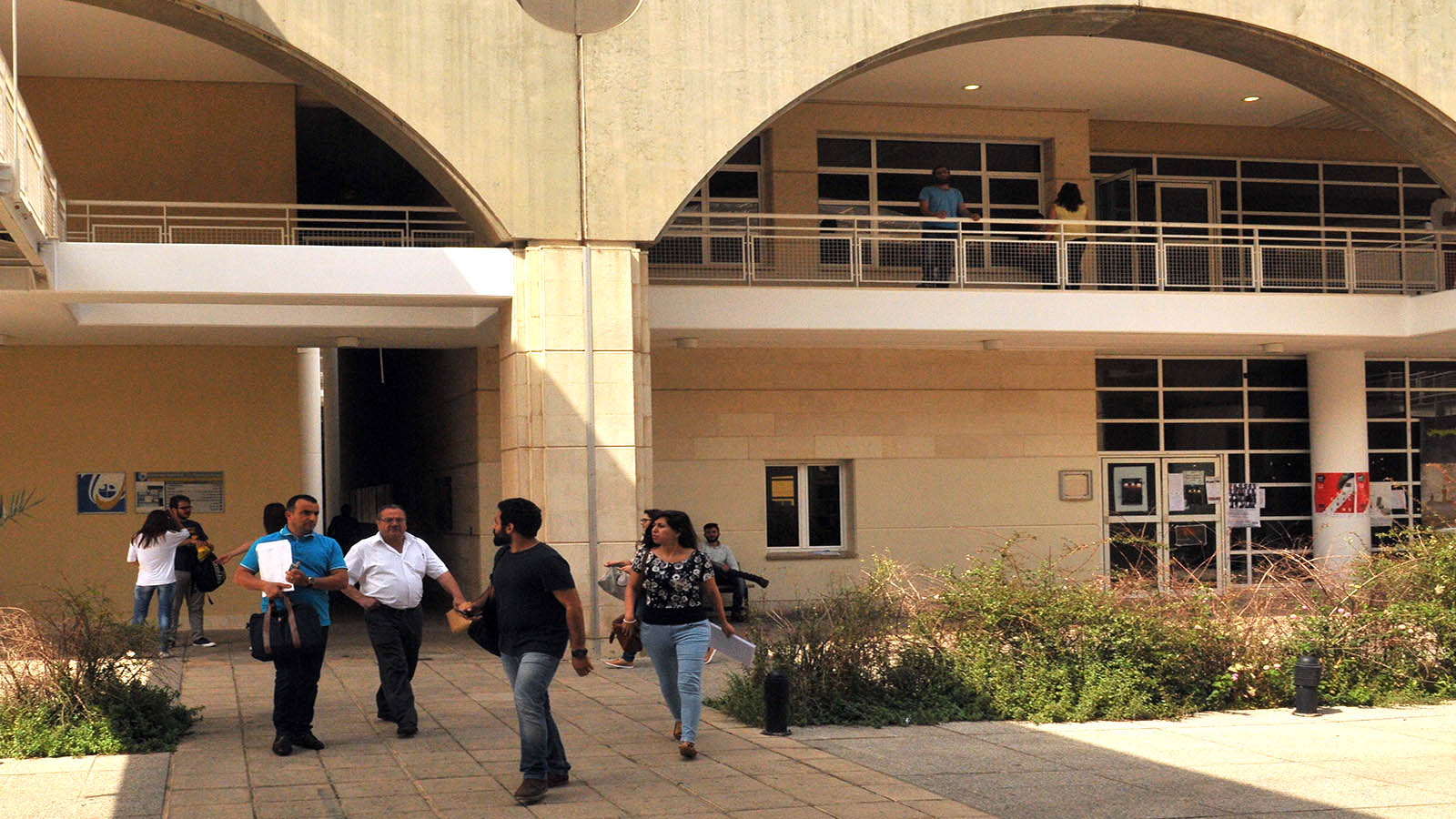 طلاب الجامعة اللبنانية يستعينون ببارود للطعن بقرار الادارة