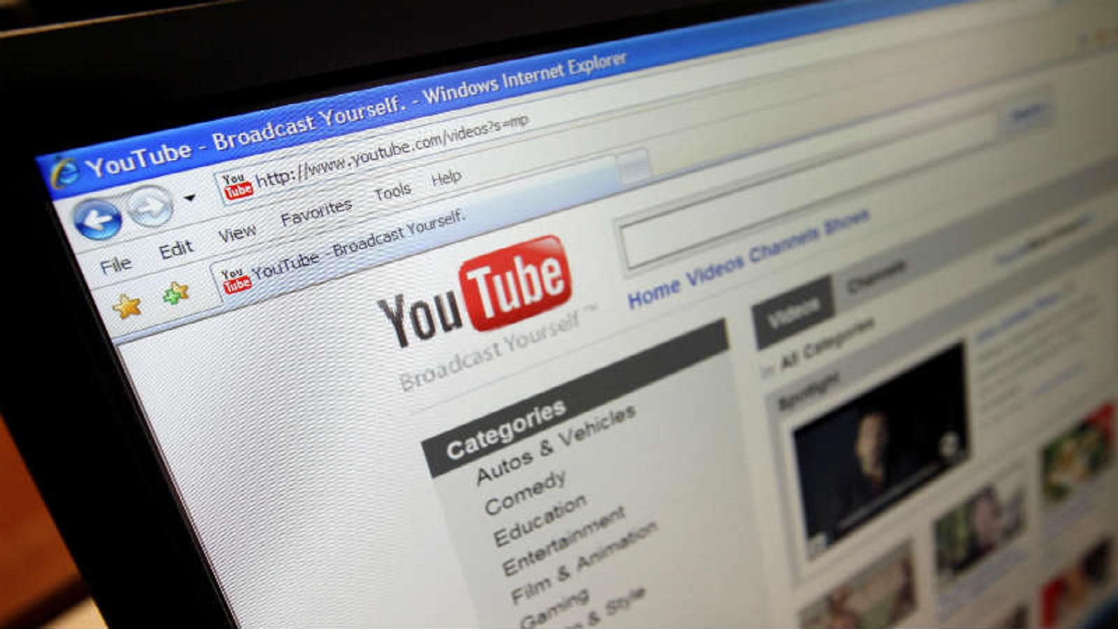 "يوتيوب" يستمر ببث الإعلانات في فيديوهات التطرف