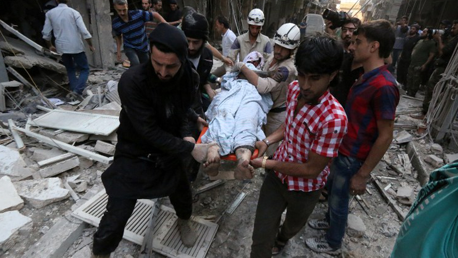 البراميل المتفجرة في حلب.. جرائم ضد الإنسانية