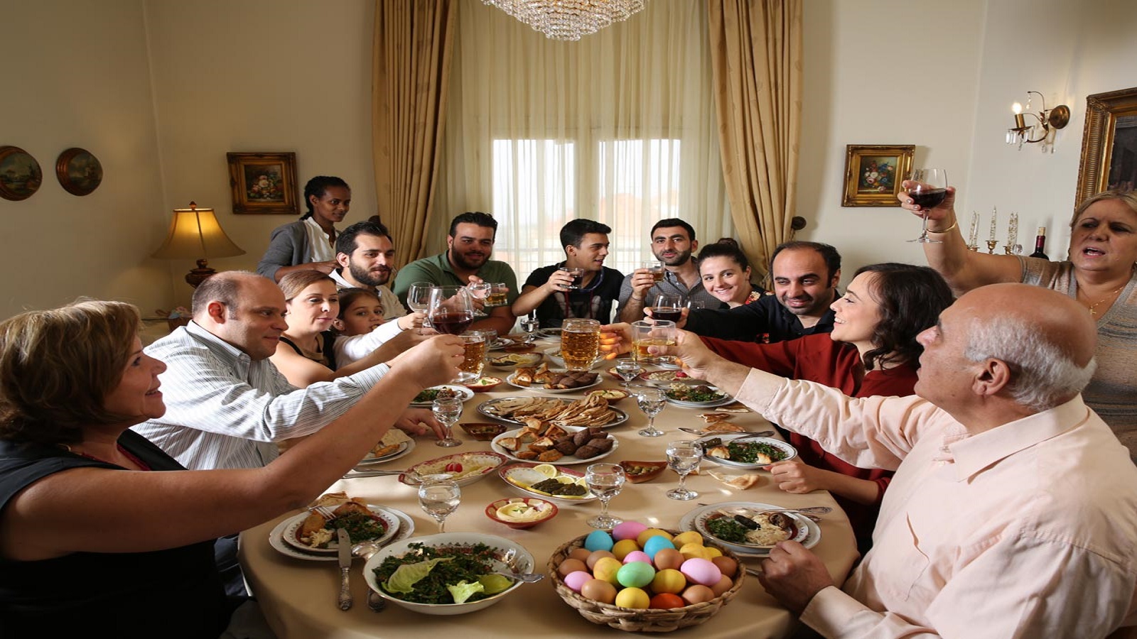 "غداء العيد" للوسيان بورجيلي: العائلة تلتئم بالنكران
