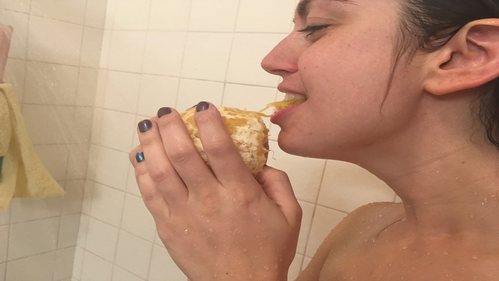 لا تأكل برتقالة في حوض الاستحمام