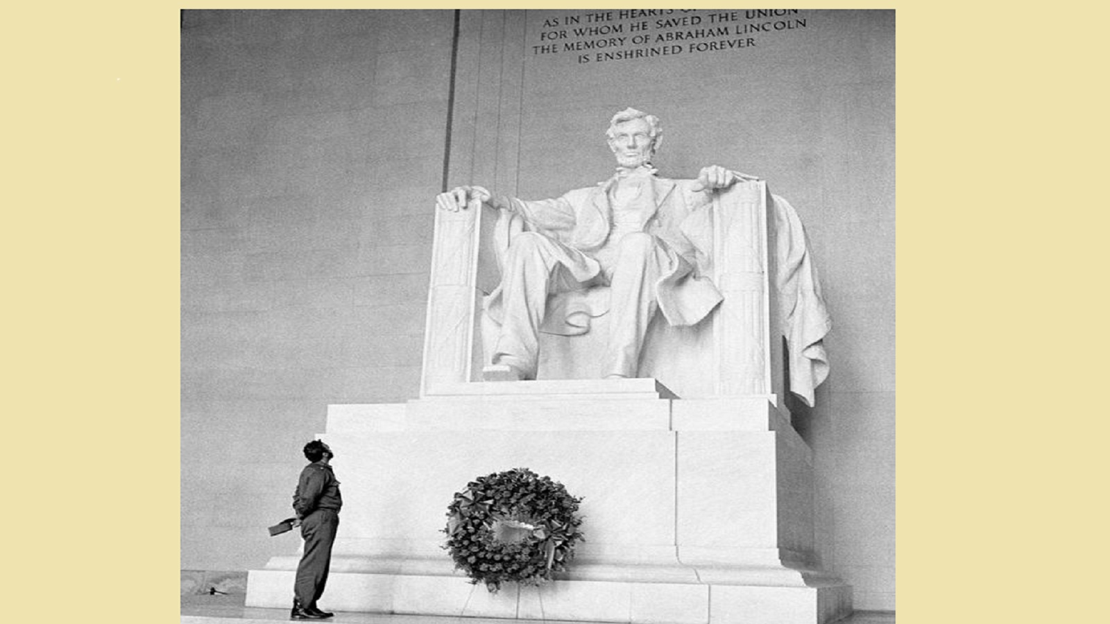 كاسترو أمام تمثال لنكولن