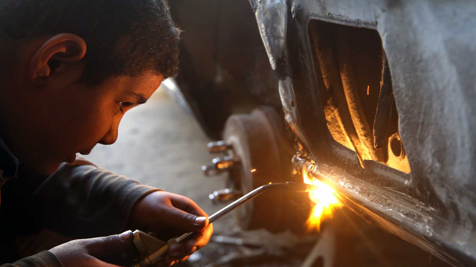  يمارس الأطفال في مدينة صيدا الصناعية أسوء أشكال عمالة الأطفال (علي علوش)