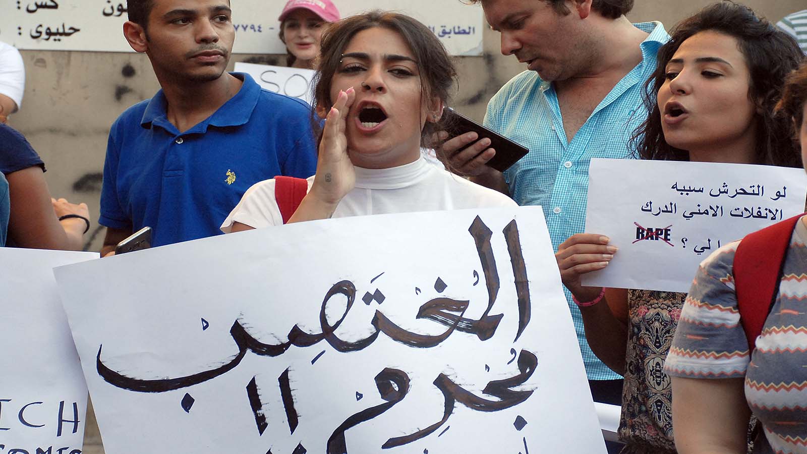 ماذا يعني أن تكون لاجئاً متهماً بالاغتصاب في لبنان؟