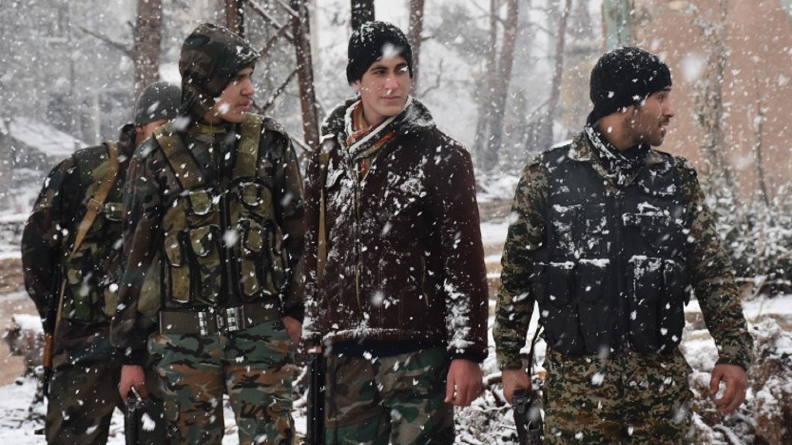 قوات النظام مبتهجة بالثلج في حلب في 2016 (غيتي)
