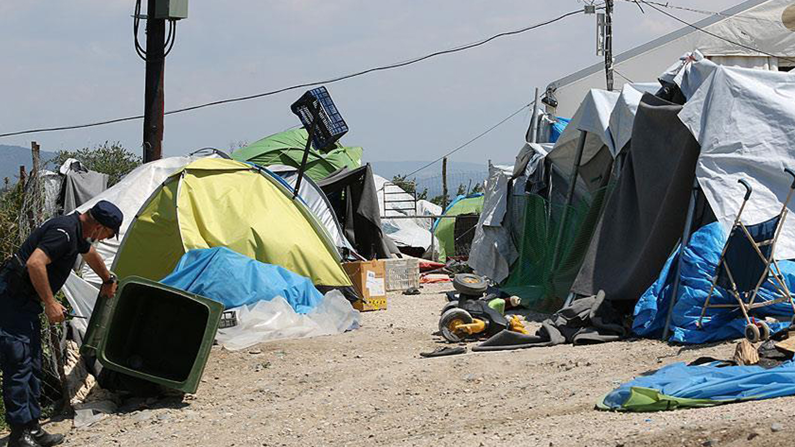 إخلاء قسري لمخيم في اليونان.. و"أطباء بلا حدود" تدين