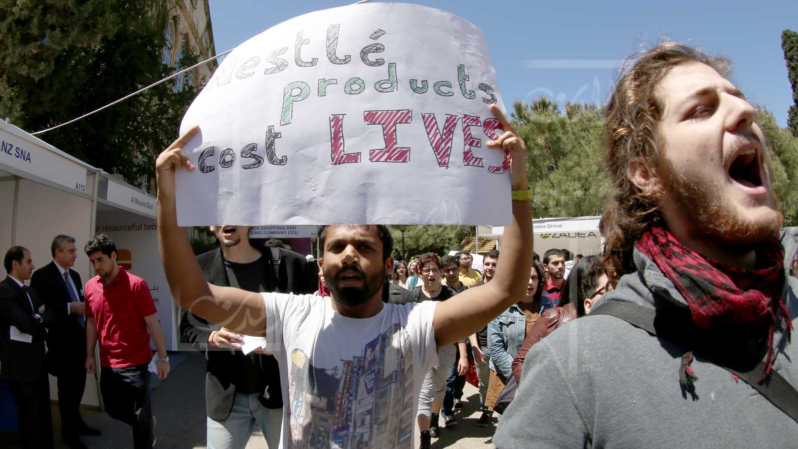 اعتصام طلاب "الأميركية" ضد "نستله" خلال معرض الوظائف (علي علوش)