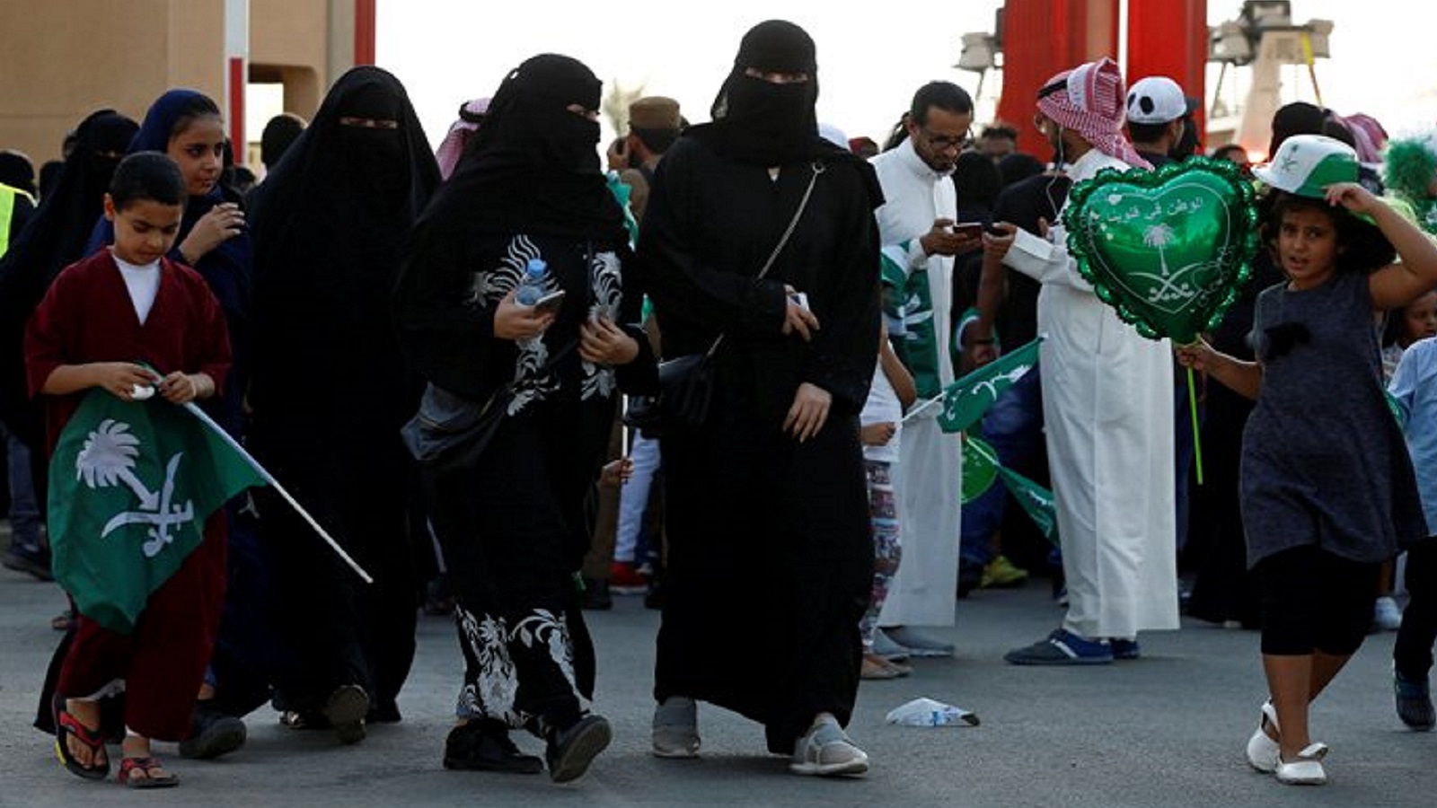 الاحتفالات شملت الرجال والنساء معاً في شوارع عدد من المدن السعودية