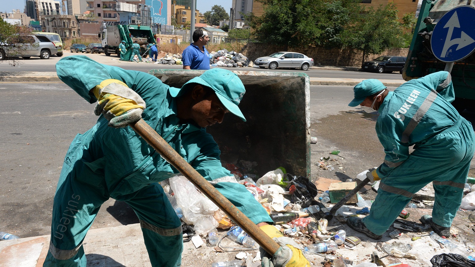 لبنان تحت الحصار: النفايات تقطع الطرقات