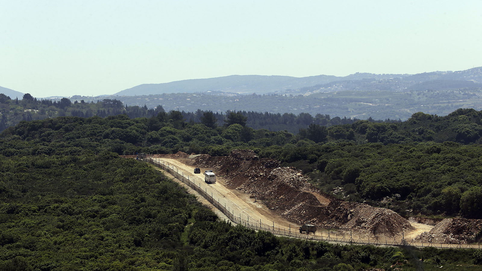 إسرائيل: بناء الجدار يبدأ في تموز.. ومن هنا