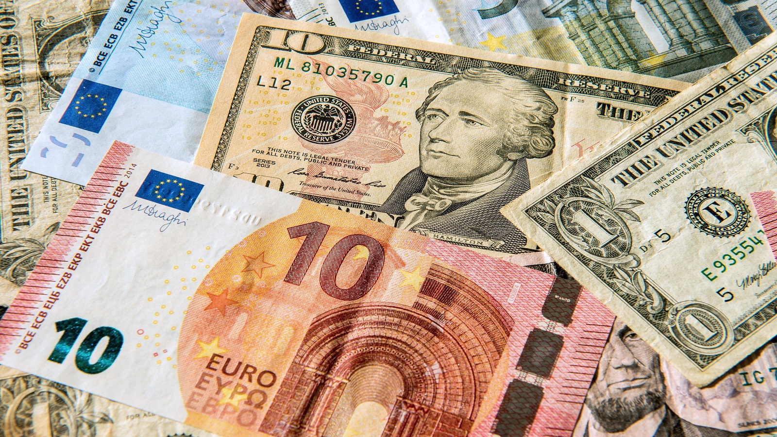 بين قوة الدولار وضعفه الذاتي.. اليورو إلى أين؟