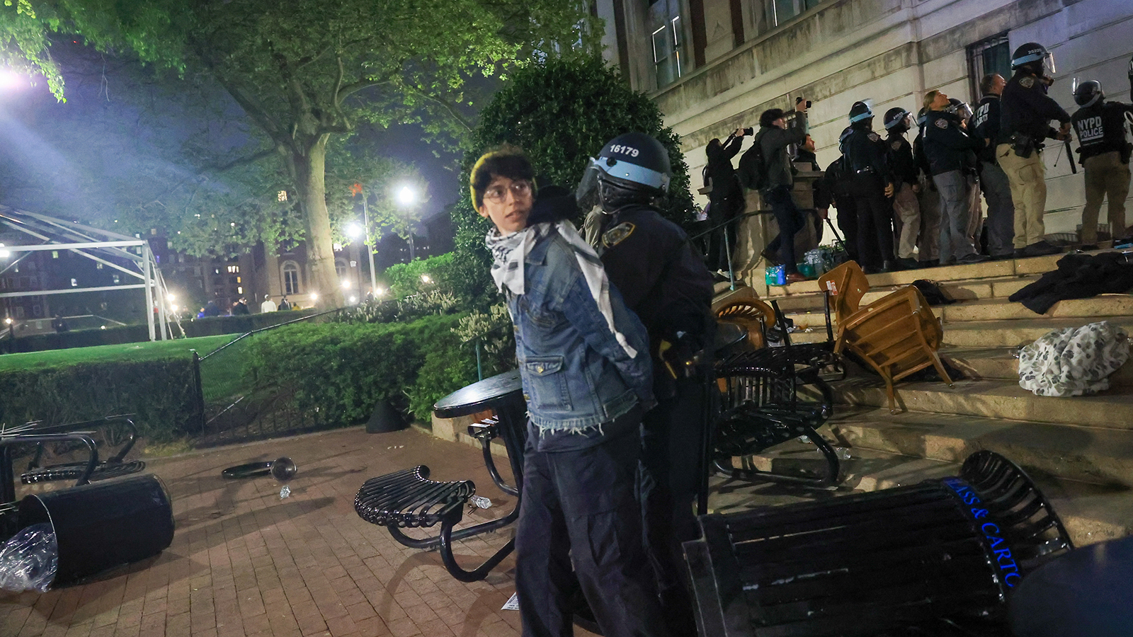 شرطة نيويورك تقتحم جامعة كولومبيا..وإخراج الطلاب من"قاعة الطفلة هند"