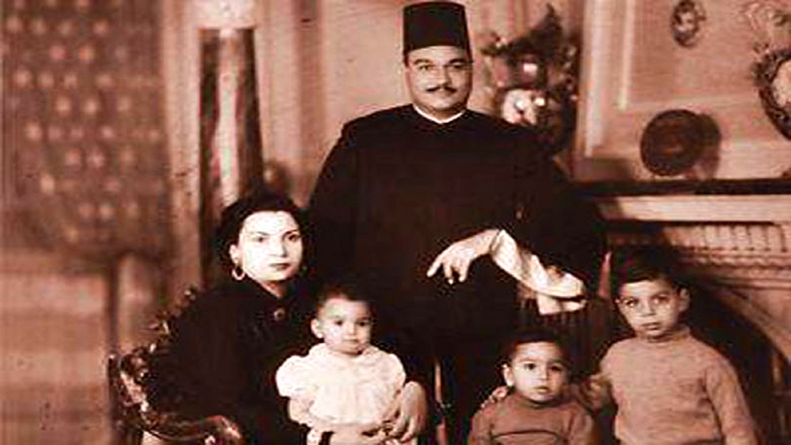  الشيخ أبو العينين شعيشع مع زوجته وأولاده.