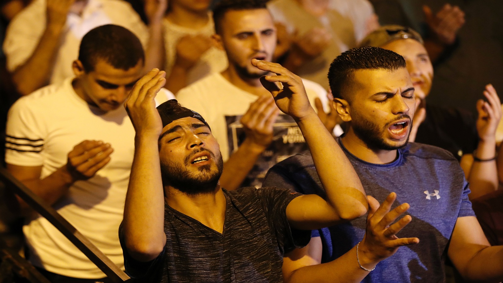 القدس تنتصر: الآلاف يدخلون الأقصى..والاحتلال يقمع المصلين