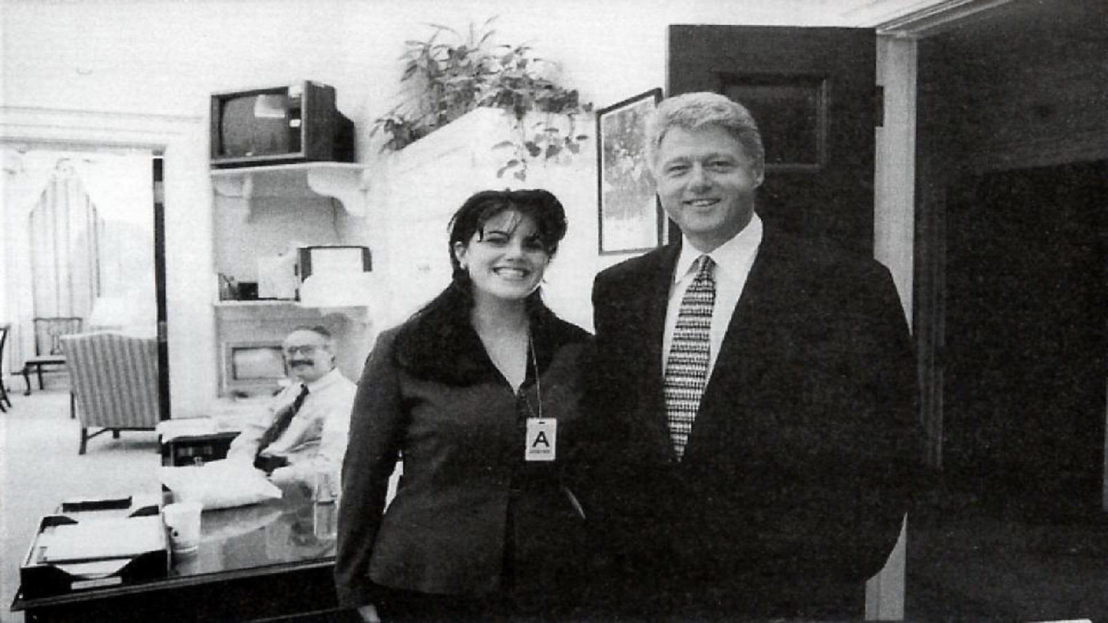 مونيكا لوينسكي مع بيل كلينتون في العام 1995